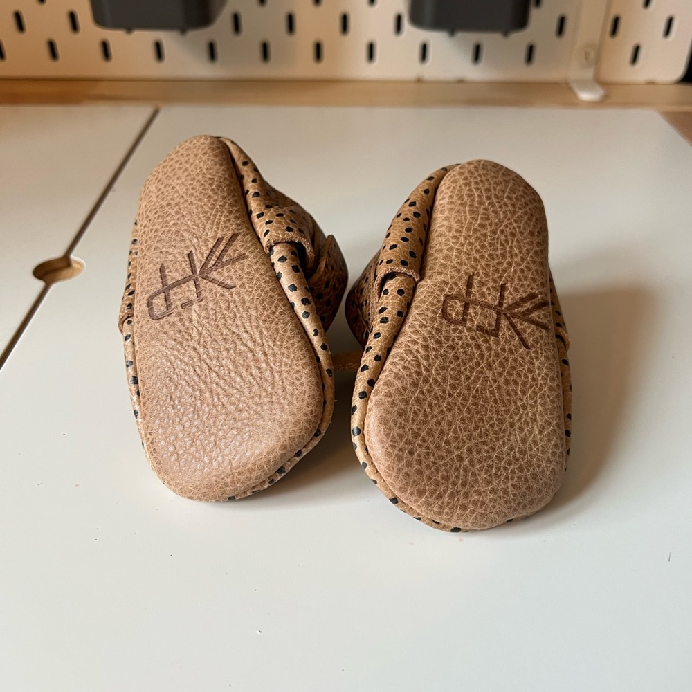NWOT Freshly Picked Almond Speckles Leather Knotted Bow Baby Shoe - Picture 3 of 7
